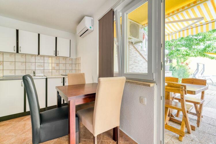 Apartments Nika With Swimming Pool And Beautiful Sea View Dobreć Екстериор снимка