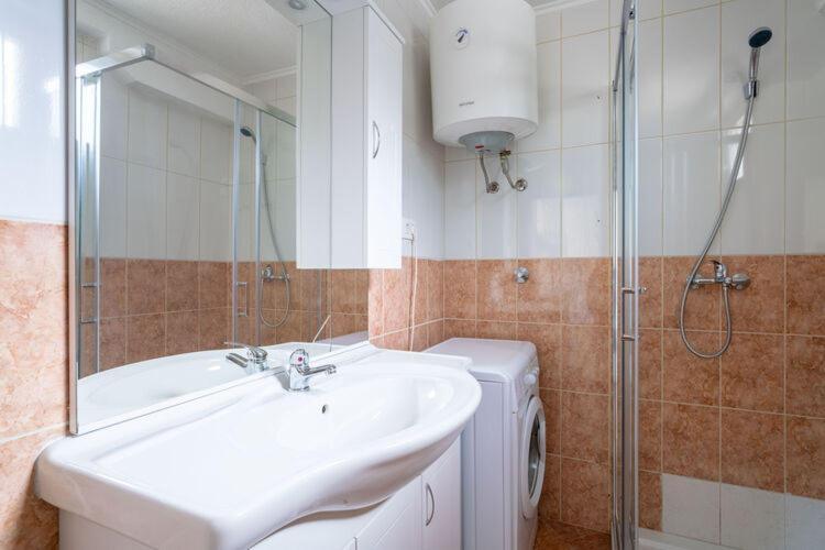 Apartments Nika With Swimming Pool And Beautiful Sea View Dobreć Екстериор снимка
